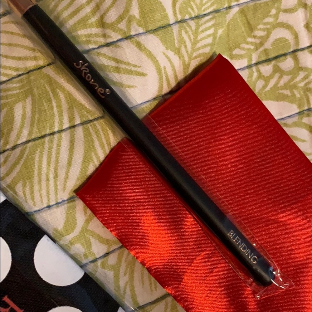NEW makeup brush bundle - Picture 4 of 6